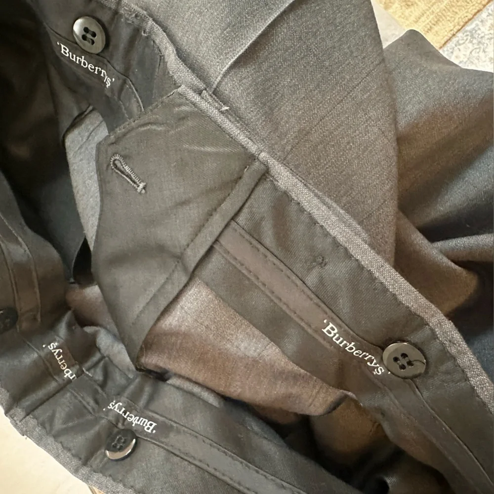Burberrys Wool Gray Suit 42R jacket / 40W trousers Two-Button Blazer